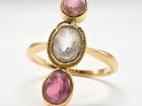 une image représentant une bague en or sertie de deux pierres de couleurs différentes