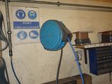 un tuyau bleu fixé au mur d'un garage