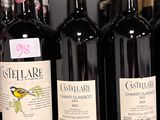 des bouteilles de vin sont alignées sur une étagère dans un magasin