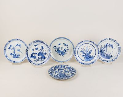 un lot de six assiettes bleues et blanches