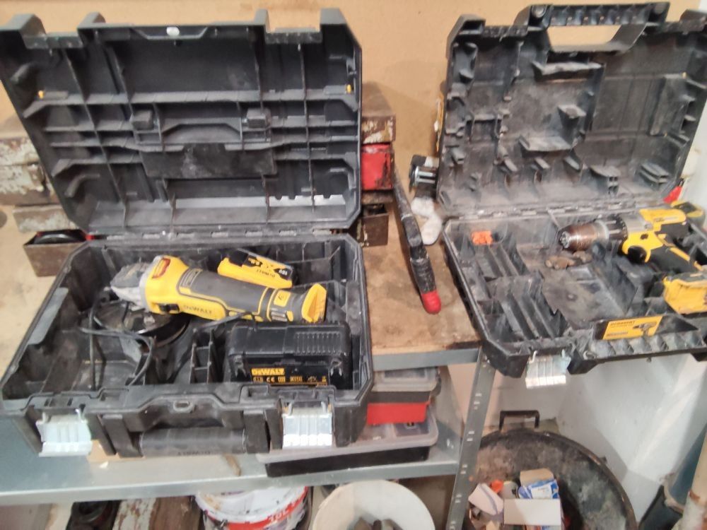 1 disqueuse dewalt 1 visseuse dewalt sans baterie