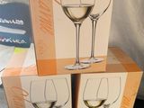deux cartons de verres à vin empilés l'un sur l'autre