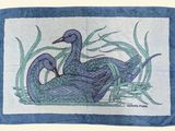 un dessin représentant deux canards dans l'herbe, posés sur une serviette