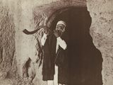 une photo en noir et blanc d'un vieil homme tenant une pipe