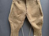 une photo d'un pantalon suspendu à une corde à linge