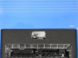 La boîte contient une maquette de locomotive noire.
