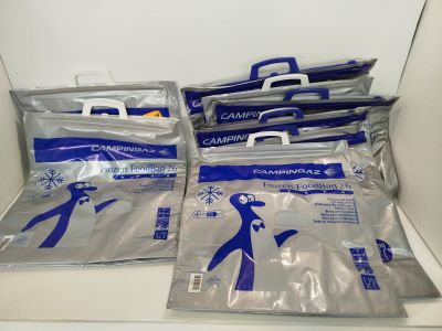 cinq sacs de matériel médical posés sur une étagère
