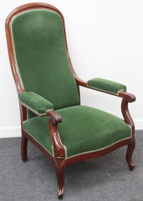 une image représentant une chaise verte posée sur un sol recouvert de moquette