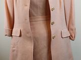 une photo montrant un manteau et une robe roses sur un mannequin