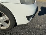 une voiture blanche garée sur le bord de la route