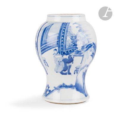 un vase bleu et blanc avec la photo d'une femme dessus