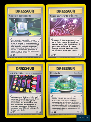 quatre cartes différentes, chacune arborant un motif distinct, sur fond noir