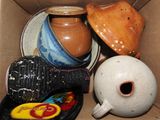 une boîte en carton remplie de vases de toutes sortes