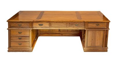 une image d'un bureau en bois avec des tiroirs et des tiroirs
