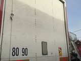 un camion garé sur le côté de la route