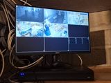 un écran d'ordinateur posé sur un bureau en bois