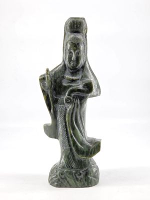 CHINE. Groupe en pierre dure verte sculptée à sujet d'un kwa…