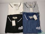 Trois polos pour homme sont alignés sur une étagère