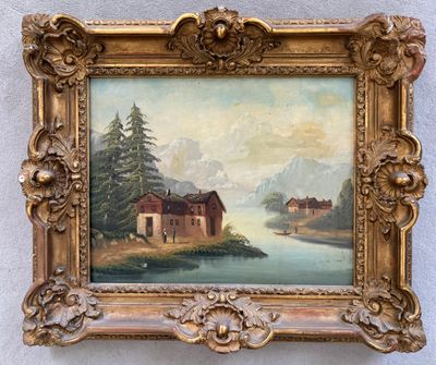 une peinture à l'huile représentant une maison au bord d'un lac, avec une montagne en arrière-plan