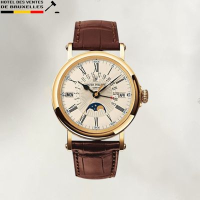 une montre-bracelet en or avec un bracelet en cuir marron