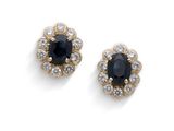 une paire de boucles d'oreilles en saphir et diamant