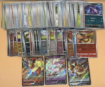 de nombreuses cartes Pokémon différentes sur la table