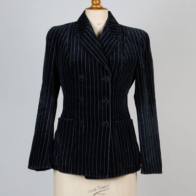 une veste à rayures noires et blanches sur un mannequin, un mannequin, un mannequin, un mannequin, un mannequin, un mannequin, un mannequin, un mannequin