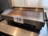 un plan de travail en acier inoxydable sur lequel figure le chiffre 13