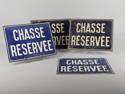 trois panneaux de signalisation bleus et blancs posés sur une surface blanche