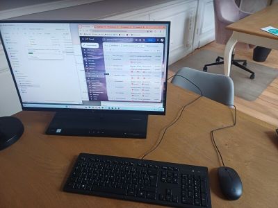 un ordinateur de bureau posé sur une table avec un clavier et une souris