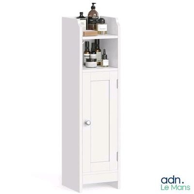 La grande armoire blanche est dotée d'une porte et d'une étagère au-dessus.