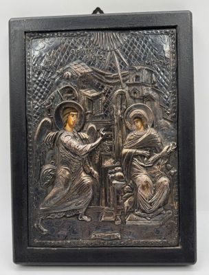 une photo représentant une plaque métallique sur laquelle figurent une femme et deux hommes