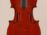 un vieux violon posé sur une surface blanche
