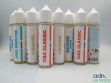 six flacons d'e-liquides aux saveurs variées alignés sur une surface blanche
