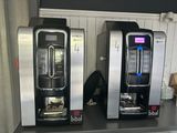 deux machines à café posées sur un comptoir