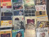 beaucoup de CD de musique sur la table
