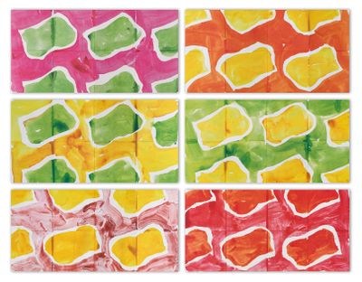 quatre feuilles de papier sur lesquelles sont appliquées des couleurs de peinture différentes