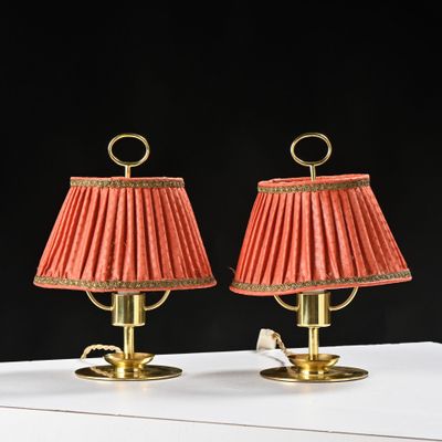 paire de lampes de table françaises en laiton datant du milieu du XXe siècle, avec des abat-jours rouges
