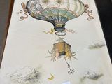 une photo d'un homme tenant une photo d'une montgolfière