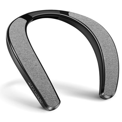un gros plan sur une paire d'écouteurs Bluetooth posés sur une surface blanche