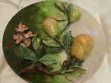 une assiette posée sur une table, sur laquelle se trouvent des fruits et des fleurs