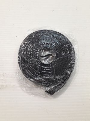 un gros plan sur un morceau de ruban adhésif noir posé sur une surface blanche