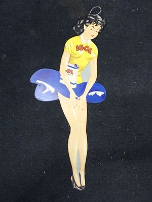 une photo de pin-up représentant une femme avec une planche de surf