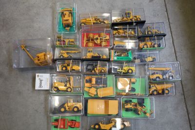 Ensemble de 28 engins de chantier, travaux publics (TP), tai… - Photo 1
