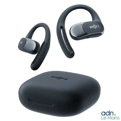 un gros plan sur un casque audio avec son étui