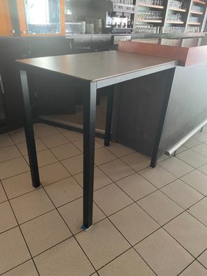 une table placée au milieu d'une cuisine