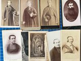 une vieille photo d'un tas de vieilles photos sur une table