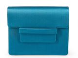 une pochette en cuir bleu sur fond blanc