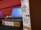deux ordinateurs portables posés sur une table, avec un mur rouge en arrière-plan