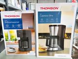 deux cafetières exposées dans un magasin